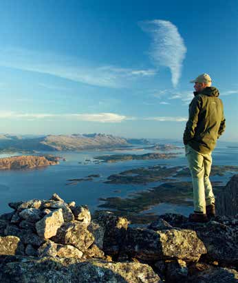 SANDNESSJØEN Porten til Helgelandskysten Sandnessjøen ligger i Alstahaug kommune og ble et kommunikasjonssenter på Helgeland allerede i 1899 da Helgelandske Dampskibsselskap ble lagt til byen.