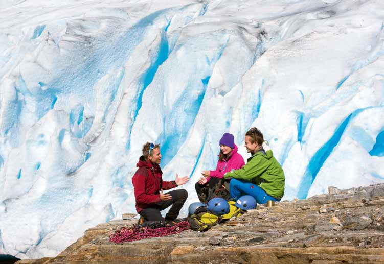 MO I RANA Polarsirkelbyen Svartisen, Rana foto CH/Helgeland Reiseliv Mo i Rana er byen under polarsirkelen og ligger mellom fjord og fjell helt innerst i Ranfjorden.