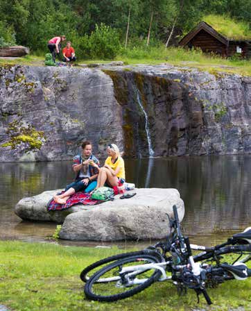 Dag 3: Rødøy Aldersund (21 km) Bestig Rødøyløva eller lei deg kajakk og padle rundt mellom vakre små øyer før retur til Tonnes på ettermiddagen og videre til Aldersund.