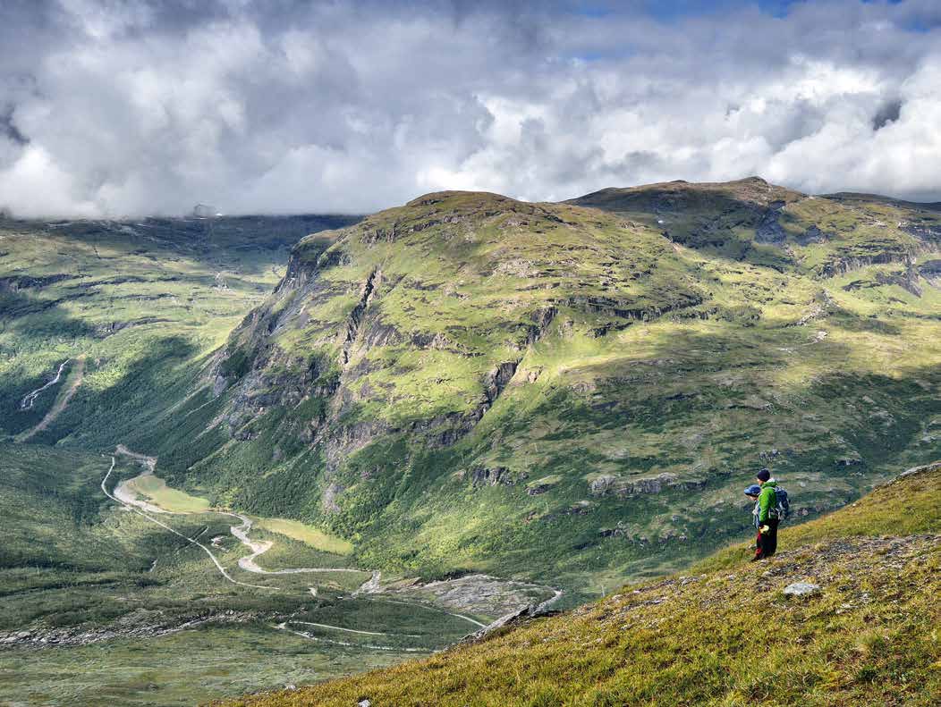 MED RYGGSEKK I HELGELANDSNATUREN Pakk fjellstøvlene og få fantastiske naturopplevelser på Helgeland. Her finnes et utall av flotte vandremuligheter, fra enkle til mer krevende og utfordrende turer.