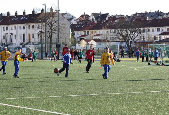 IDRETTSTILBUD DJERV FOTBALL Allsidig fotballtrening. Deltar også i Stjerneserien som er Hordaland Fotballkrets sin serie for funksjonshemmede. Alle kan delta. Kontingent.