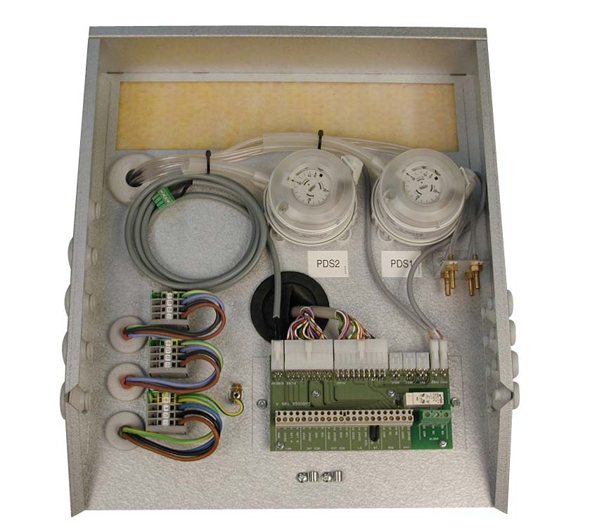 Elektrisk installasjon 4.3 Tilkoblingsboks 4.3.1 Komponenter i tilkoblingsboks Oversikt Filtervakt for intak (PDS2) Filtervakt for avtrekk (PDS1) Kabel inkl.