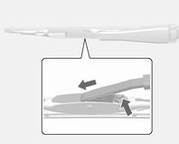 182 Pleie av bilen Skifte viskerblad Viskerblad på bakruten 3. Press inn gliderpinnen. 4. Trekk viskerbladet ut. Løft viskerarmen, trykk på knappen for å løsne viskerbladet og ta det av.