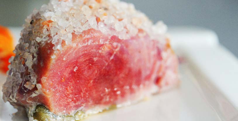 Peste Cotlet de ton rosu in crusta de sare complexitate: redusa timp de pregatire: 2 minute timp de gatire: 12 minute temperatura: 47 C portii: 1 cotlet de ton rosu - 1 buc.