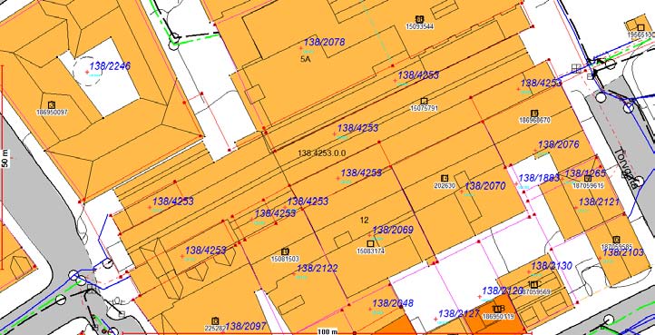 Kommunen er grunneier av gateareal på eiendommene 138/4253: Bygninger med eiendomsgrenser for Glasshuset mm: I bygningsrådets vedtak til sak 162/90 gjengis det hva som skal utredes før endelig