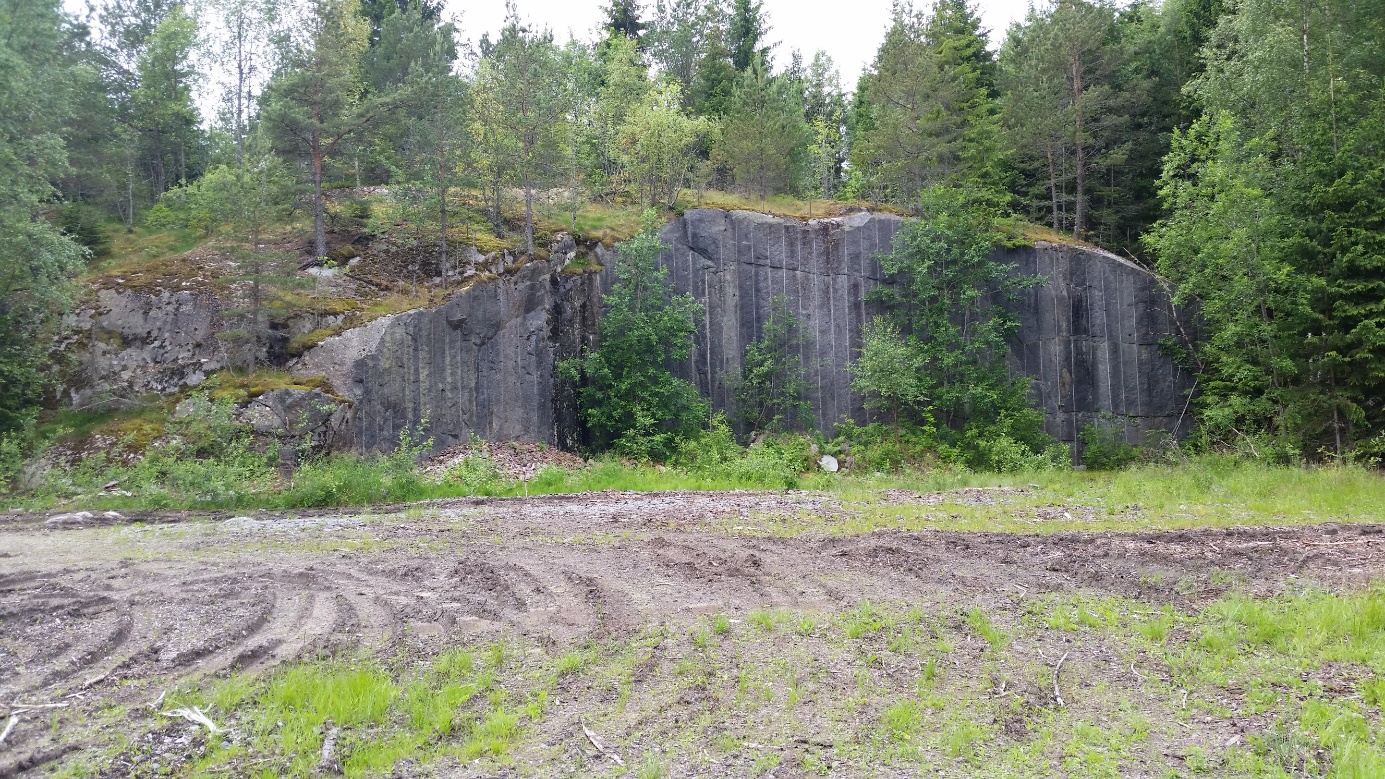 Prøvedriftsplan Stålaker steinbrudd 1 Innledning Det er planlagt å sage ut en plate på maksimalt 8x20x5 m; totalt 800 m 3 i et tidligere steinbrudd.