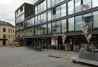 Platous gate, Oslo. Næringslokaler i første etasje mot Helga Helgesens plass med leiligheter over. I tillegg til innglasserte balkonger har beboerne tilgang til felles terrasse på taket.