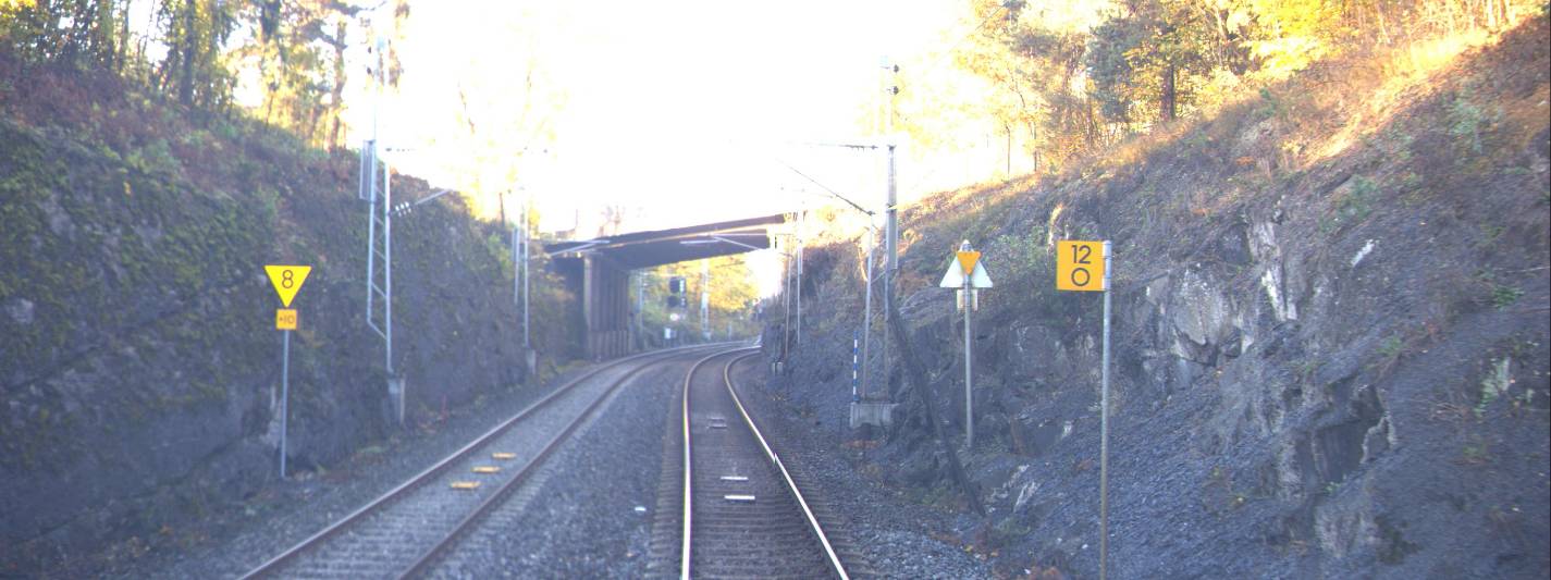 Skjæring høyre side fra km 11,96 og venstre side fra km 11,77 og inn mot Blommenholm stasjon må man pigge/ renske for å få plass til kabelkanal og linjegrøft.
