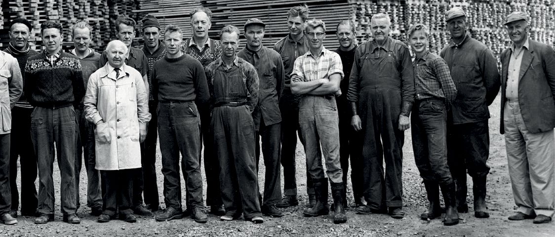 FLO OG FJÆRE Mer enn seks tiår har gått siden Paul Bergene Holm på sitt nye sagbruk fremholdt for sine staute medarbeidere at «stillstand er tilbakegang». VISJON BESTE VALG Paul var en visjonær mann.