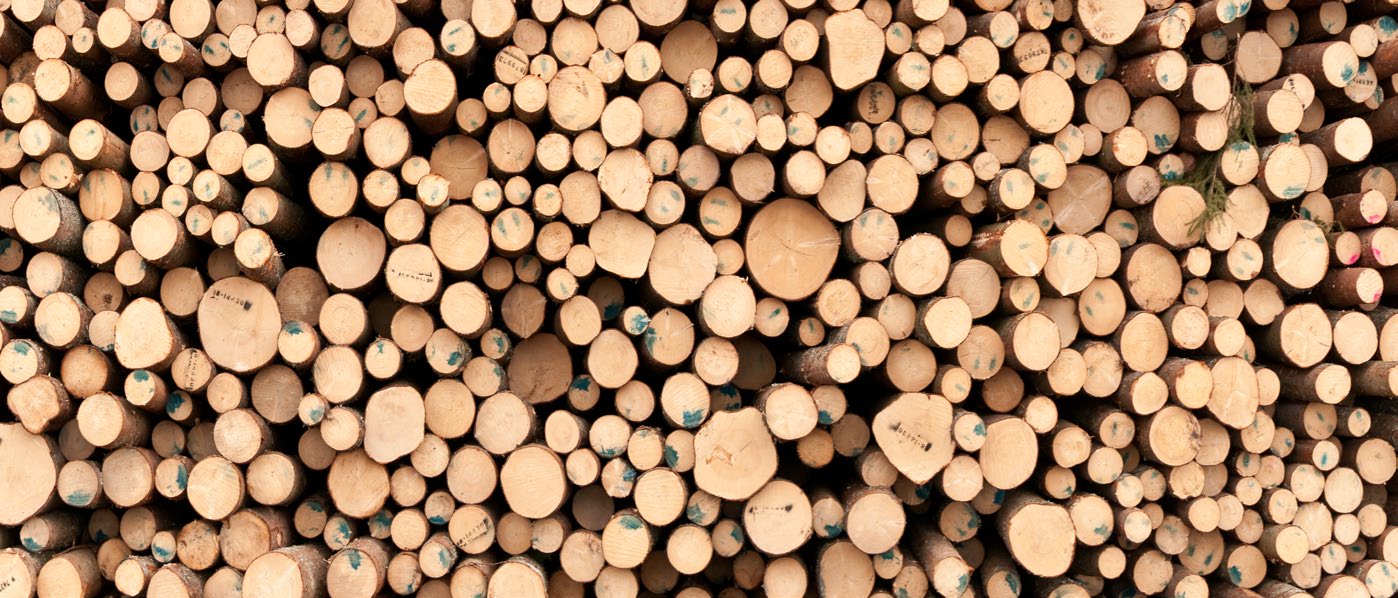 KUBIKK OG KOMPETANSE VÅRT MÅL BEDRE HVER DAG Vi er 400 treentusiaster som årlig videreforedler 940.000 kubikkmeter tømmerstokker fra norske skoger. Det utgjør ca 23.