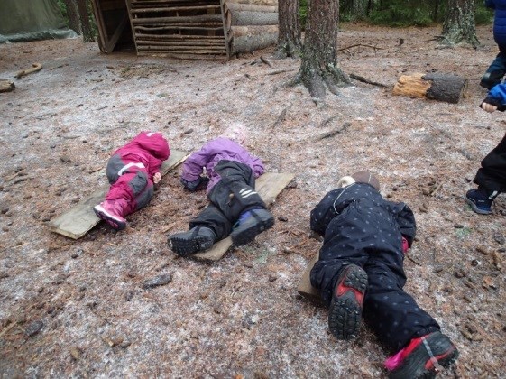 Selv om vår base var lavvoen har vi vært heldige å få låne ulike plasser i skogen. Ved siden av turene i skogen, hadde vi ett par turer ned til Sælabonn.