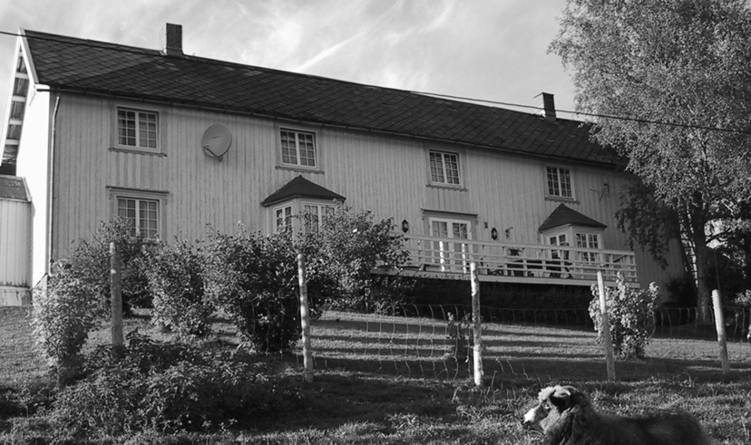Engelsåsløkken i september 2001 - huset ble flyttet fra Estenstad gård i 1917. Foto: Knut L.