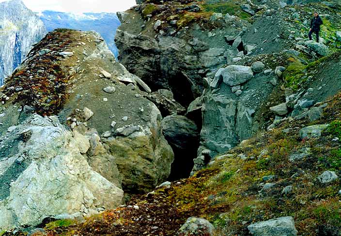 Ustabile fjellparti kan gi opphav til fjellskred. Foto: Astor Furseth Forebygging og beredskap NVE har det overordna ansvaret for skredførebygging i Noreg.