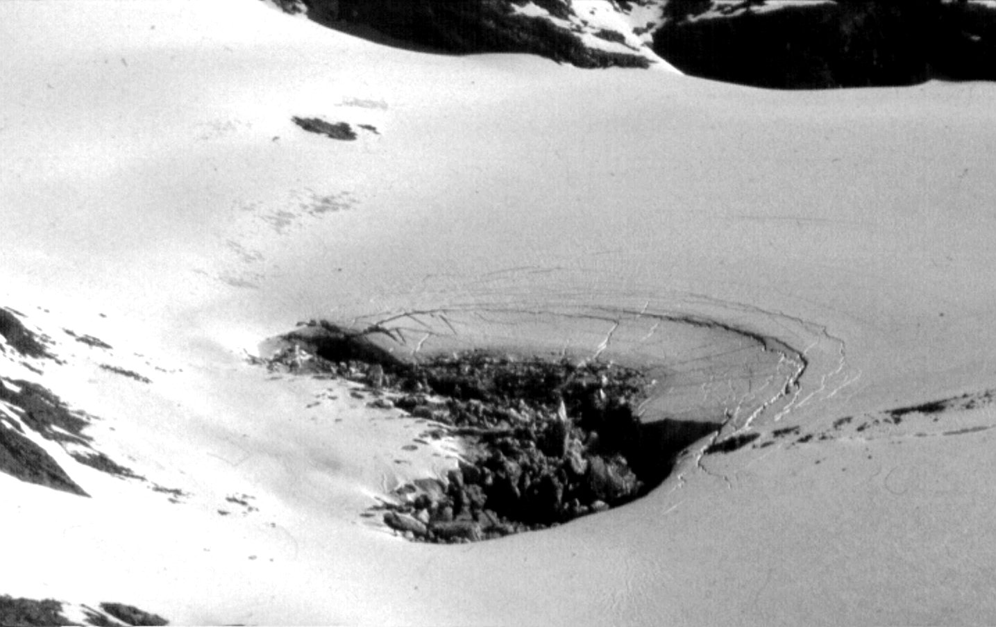 Obervasjoner av den bredemte sjøen Kartleggingen viser at breoveflata i det flate terskelområdet i august 1996 var 1495 moh., mens vannhøyden var 1483,8 moh. (sjøens utbredelse er vist i figur 20).