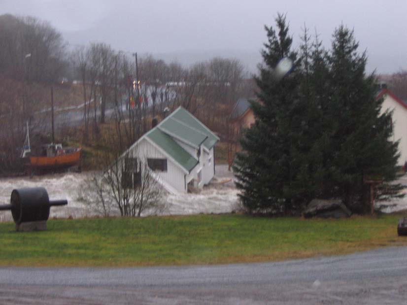 1 Innledning Store nedbørmengder og mildt vær førte til stor flom i midt-norge fra 29. januar 2006 og noen dager fremover. Spesielt ble Fosenhalvøya i Trøndelag rammet.