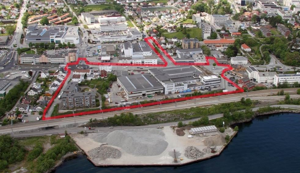 Varslet planområde markert i rødt. Tilstøtende bebyggelse og arealbruk Utbyggingsområdet avgrenses av Hillevågsveien mot vest, og jernbanen mot øst.