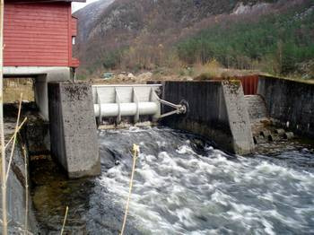 Tauelva har to store innsjøer som også er regulert i forbindelse med kraftproduksjon.