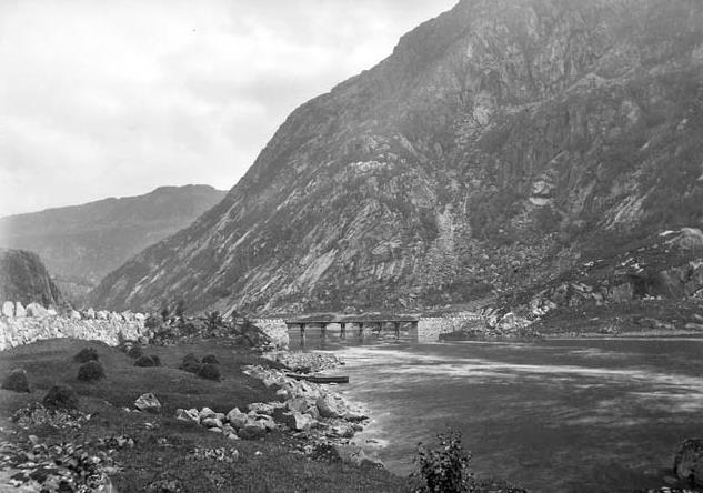 Rv. 13 Brattlandsdalen, Hordaland grense - Håra, strekningsanalyse 11 Figur 3. Parti av den gamle vegen ii Brattlandsdalen. Her fra nedre del som er under fredning.