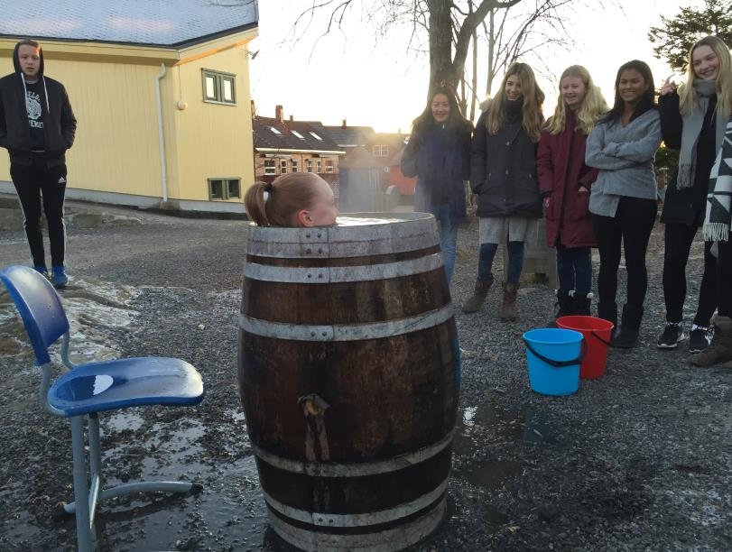 Arkimedes Arkimedes og fire elever i 9. klasse gikk etter tur opp i ei tønne med vann. De erfarte at vannet steg i den sylinderformede tønna. Aureka, Aureka!