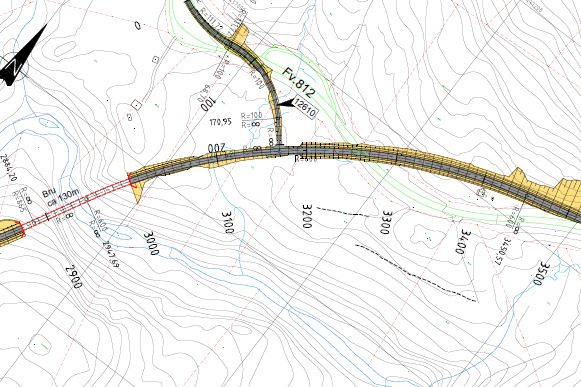 Alternativ 1: Vei i dagen og tunnel 850m Alternativet (vist med orange farge på figur) krysser elva ved Tverråmoen i bru og stiger oppover lia i sørvestlig retning.