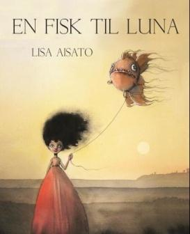 Månedens bok: En fisk til Luna Lisa Aisato. Luna får ikke sove. Hun åpner vinduet og kikker ut. Det er noe der ute. Noe som svever og glir sakte mellom husene. Er det en ballong? Er det en fisk?
