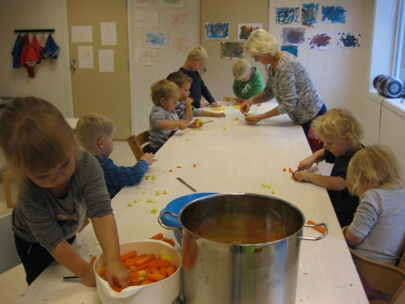 Hei hva er det som skjer her ute? Hvorfor faller alt løvet ned på bakken? Naturen forandrer seg, og det finnes mye fint vi kan plukke inn og bruke i flotte dekorasjoner!