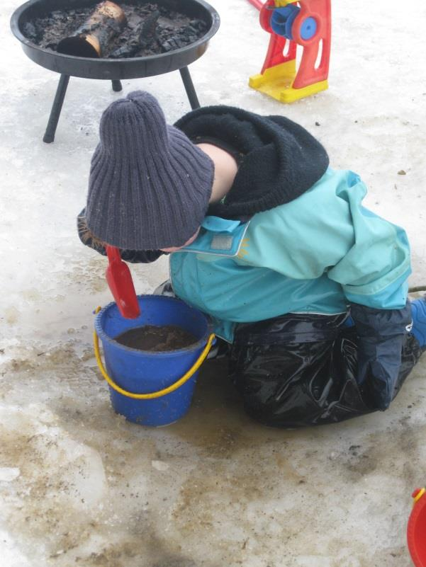 Nå er det på tide å finne frem alt vi har av regnklær for å kunne holde bløt snø og vann ute lengst mulig!! Og ikke minst: HUSK skifteklær!