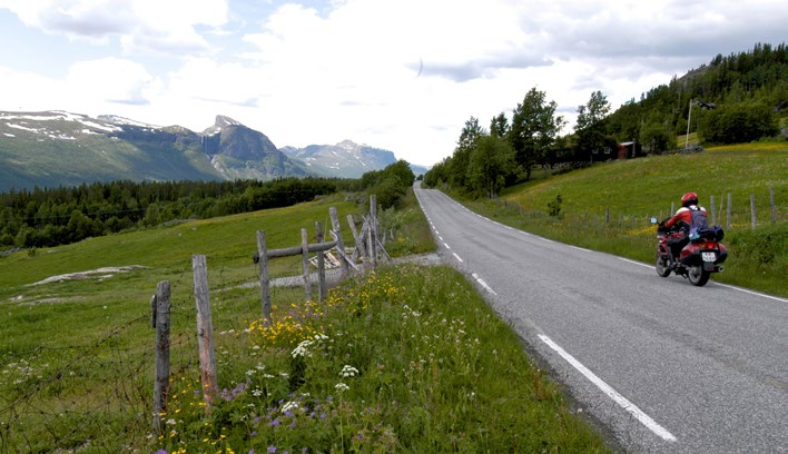 2.1 ULYKKESUTVIKLINGEN Figur 3. Utviklingen av antall drepte og hard skadde i Buskerud 2000 2012 fordelt på veg I Buskerud, som ellers i landet, har vi hatt en nedgang i antall ulykker.