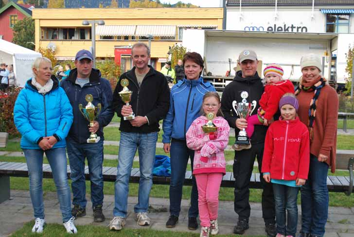 Bilde 244 Fornøyde pokalvinnere fra årets kåring; fra v: Romsås, Amrud og Hjelstuen 11. Premiering Beste indeksvær: Rase Kåringsnr. Navn O.