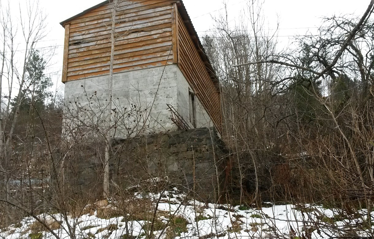 221 av 266 Tomten har vore ein opparbeidd hage med frukttre og bærbuskar, nokså flat ned mot skoggrensa og svaberga til sjøen, og med lyng-knausar i sør.