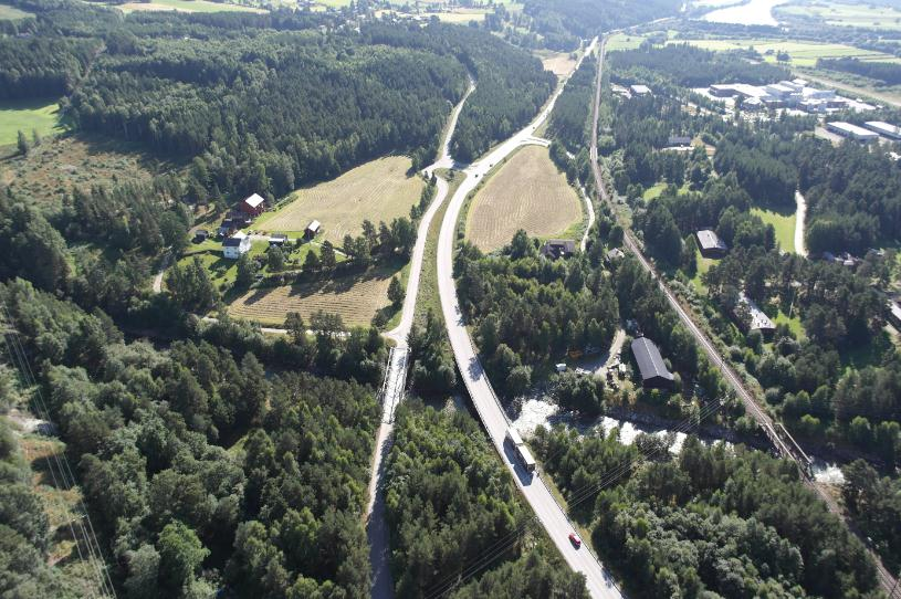 Forprosjekt E6 Elstad - Frya 17 KRYSSLØSNINGER FRYA Dagens kryssområde ligger i hovedsak i et skogsområde ved foten av åsen og fjellterrenget i øst.