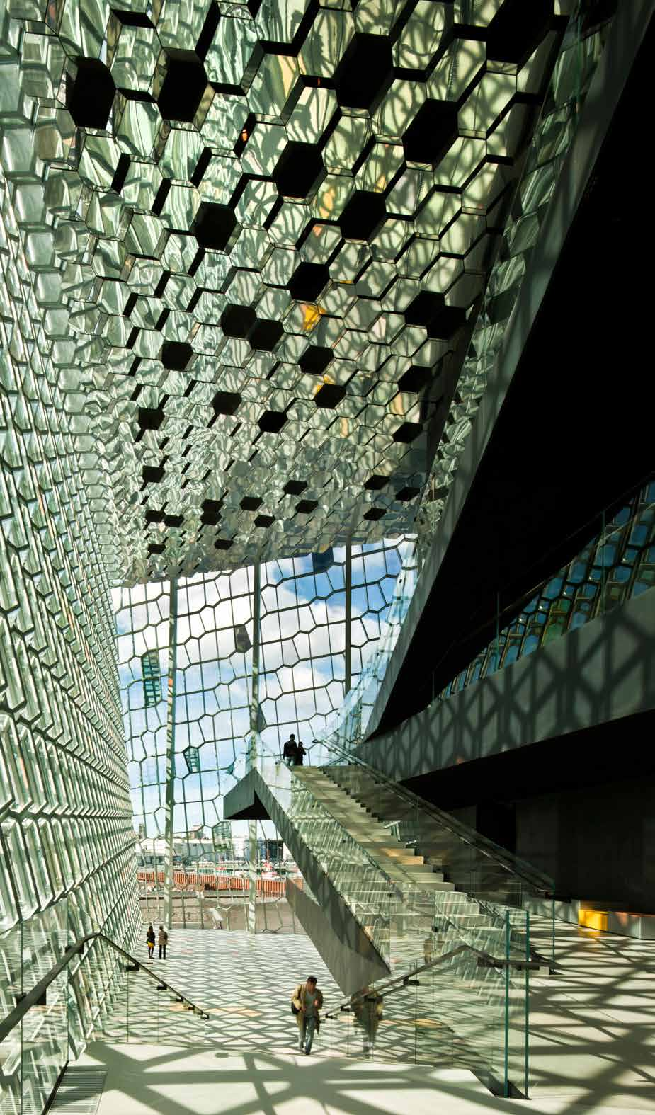 Interior of the Harpa Concert Hall VEIKART FOR SMARTBYEN STAVANGER VISJON, MÅL OG SATSINGSOMRÅDER VEDTATT AV STAVANGER BYSTYRE 12.DESEMBER 2016 36 4. URBAN KUNST Prosjekter a.