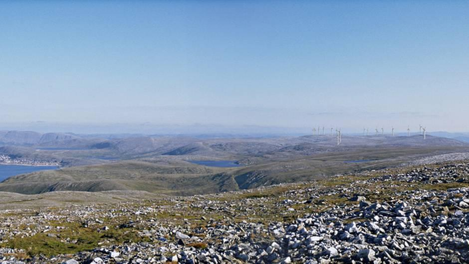 2.1 TOPOGRAFI Kjøllefjord vindpark ligger på Dyfjordhalvøya nord i Laksefjorden, se kart i kapittel 11.1. Terrenget er kupert, og består stort sett av snaufjell.