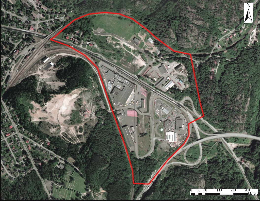 Oversikt over planområdet. Undersøkelsen ble konsentrert i området med eng og skog i nord, området med skog i øst, og området med skog i sør.