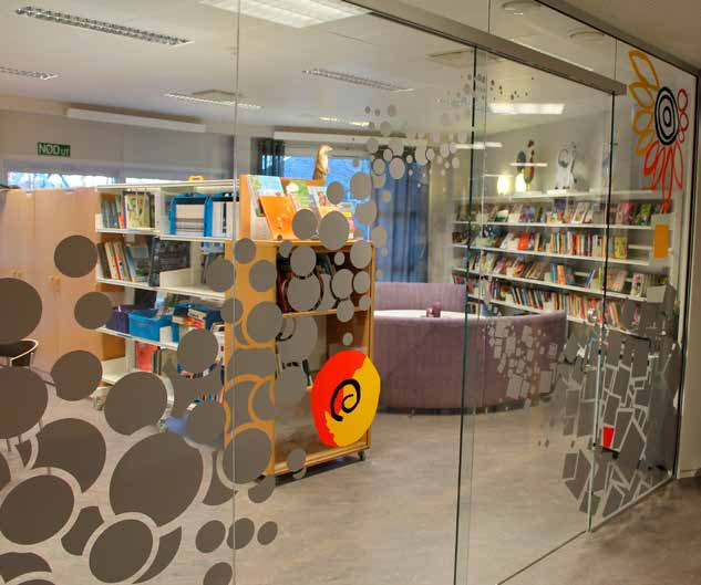 Glasveggen inn til biblioteket har dekor inspirert