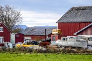 Forsvarsbygg vil i dag ikke utbetale noen erstatning for de ulempene det medfører for bønder å måtte flytte langt unna sitt eget produksjonsanlegg.