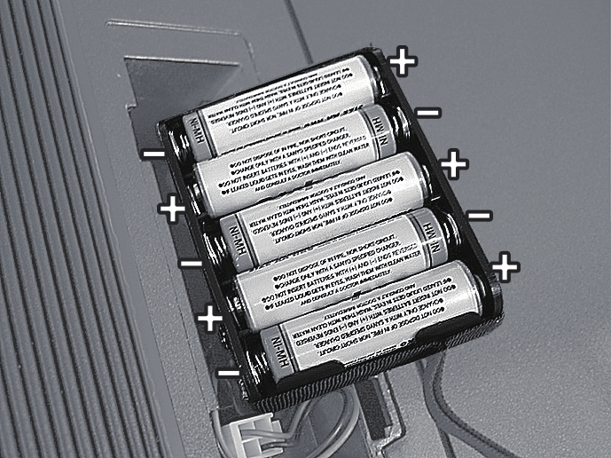 Introduksjon Sette inn batterier Hvis du setter inn ti AA oppladbare nikkel-metallhydridbatterier (NiMH), vil du kunne spille uten å koble til batterieliminatoren.