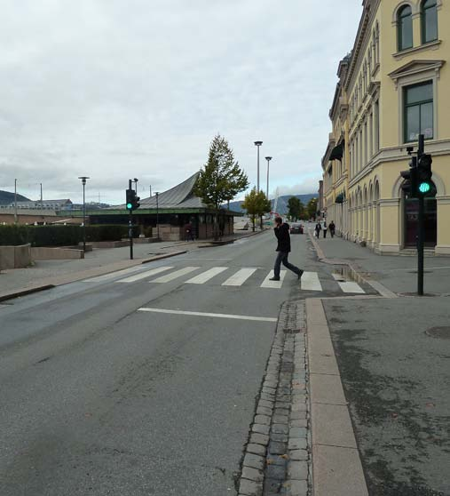 Løsning Stoppesteder for buss Stoppested på Bybrua vil kreve at bredden på broen økes med ca. 1,5 m på hver side i halve broens lengde. I tillegg vil løsningen gi brudd i sykkelfeltene over brua.