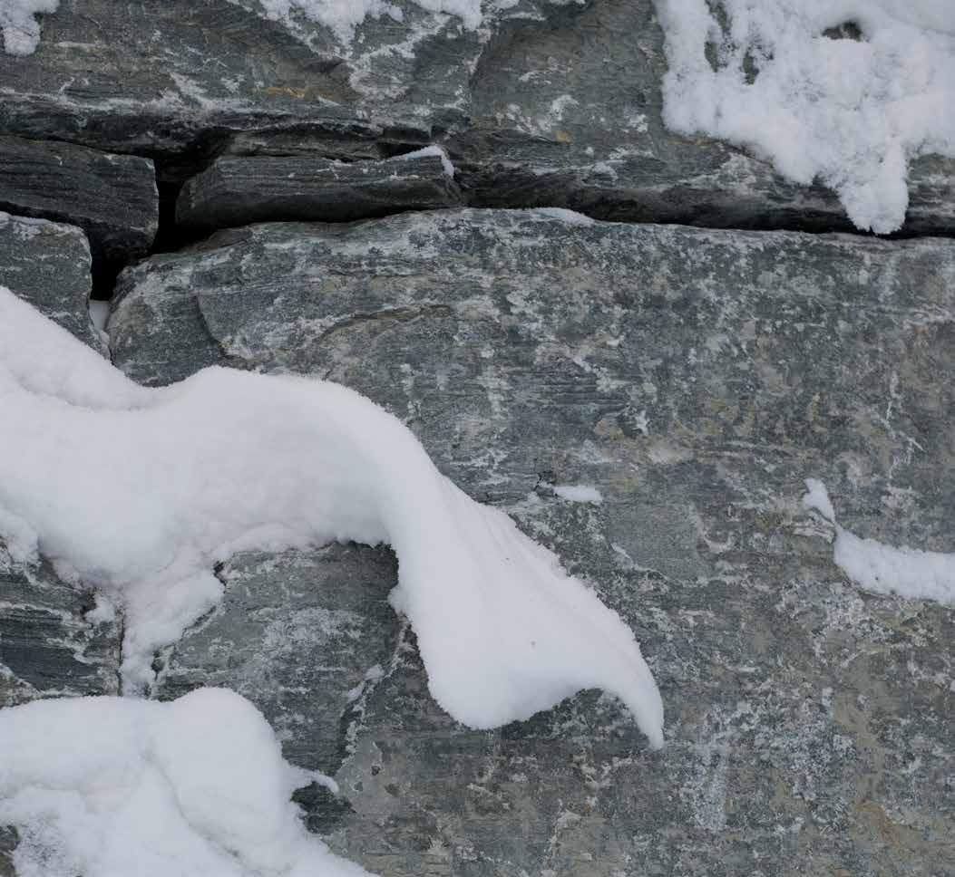 MASKINSTEIN OFFERDAL Maskinstein er en murstein i stort format. Den mures med maskin på grunn av størrelsen, vanligvis med en gravemaskin utstyrt med en klype for å håndtere steinen med.