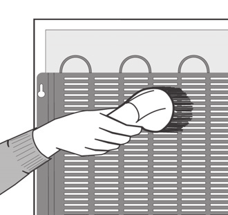 Vi anbefaler at du renser kondensatoren på baksiden en gang imellom. Du kan bruke en myk børste eller støvsuger. Fordamperskålen på kompressoren må også rengjøres en gang imellom.