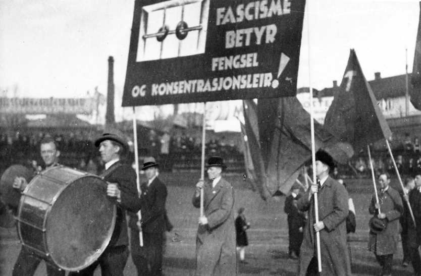 147 Både NKP og DNA deltok samorganisasjonens 1. mai-arrangement i 1936. Her svinger demonstrasjonstoget inn på Dæhlenenga stadion. satorisk samling med DNA ut i fra styrkeforholdet partiene i mellom.