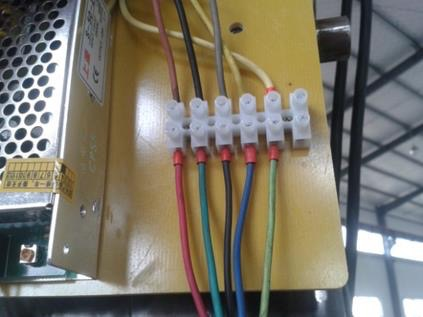 Trinn 10: Få en elektriker til å koble løftebukken til strøm 380V: Bildet under viser hvordan tilførselstrøm skal kobles inn i styreenhet ved 380V.