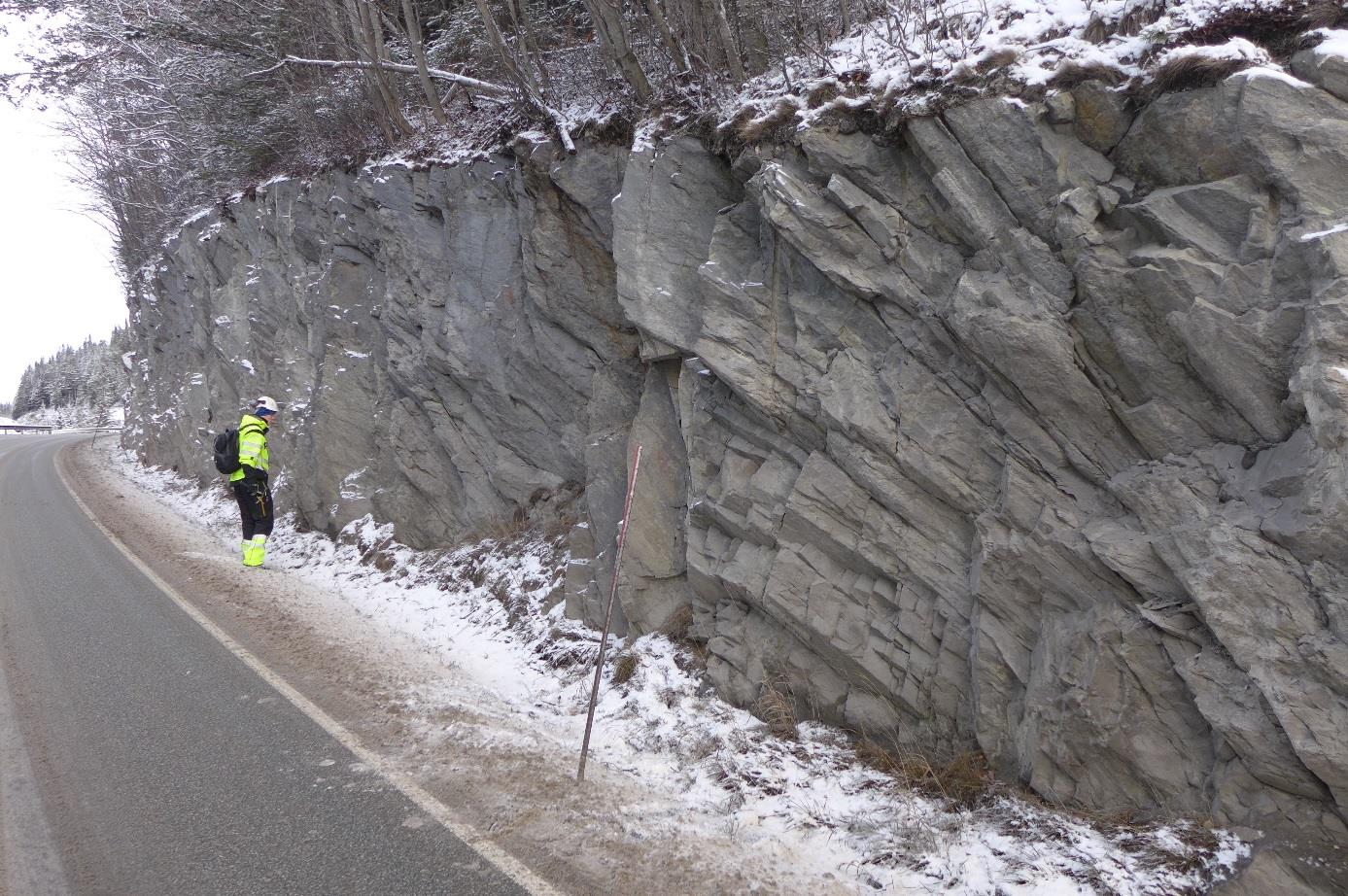 Rapport Ingeniørgeologisk rapport reguleringsplan - Tosettunnelen Statens Vegvesen Region Midt Bilde 1: Vegskjæring i berg langs