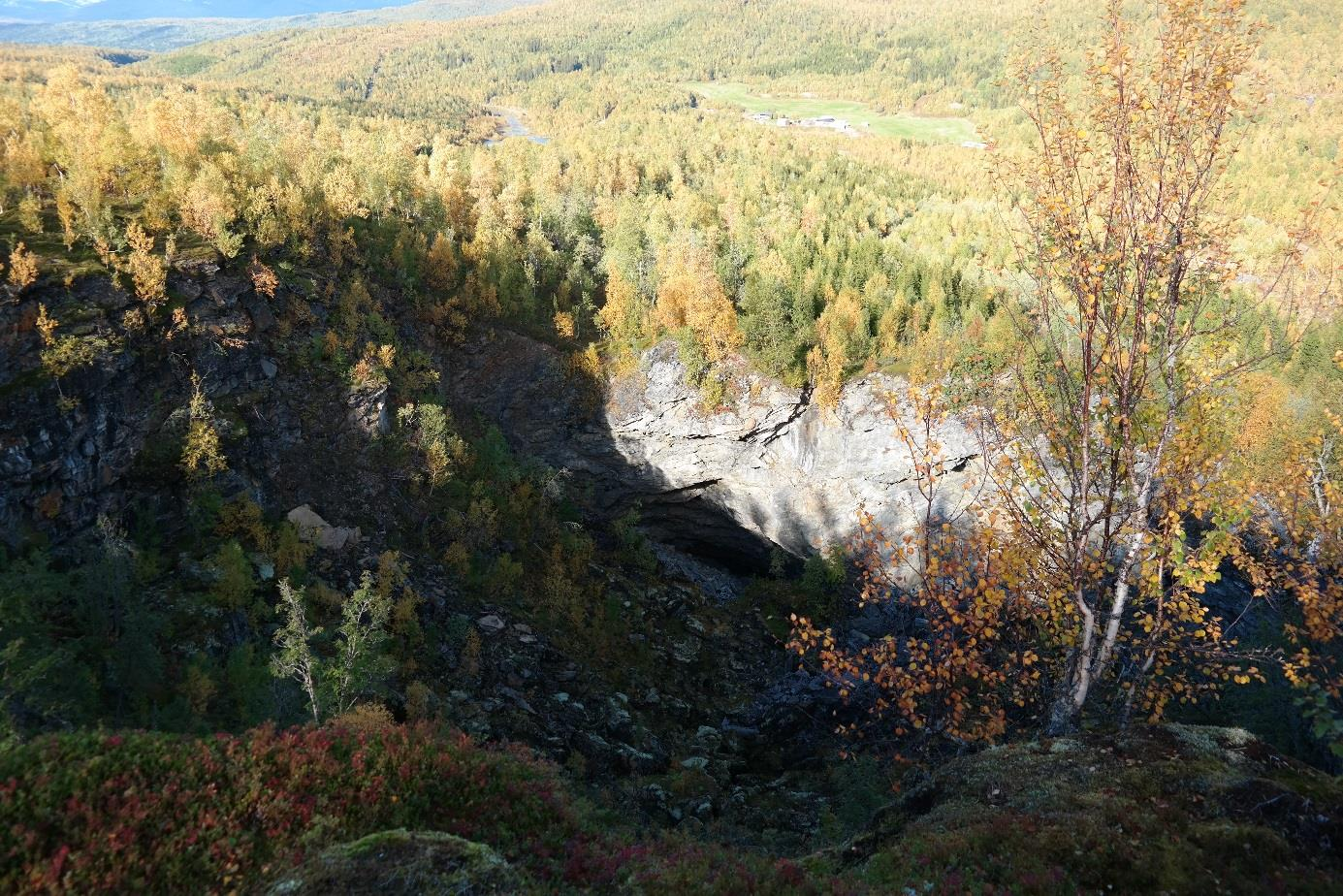 Kapittel 4 TEORI bart fjell som eksponeres i overflaten. Oppløsningsdoliner er mer vanlig i tropiske og humide strøk (høy temperatur og mye fuktighet) og er sjeldne i Norge (Lauritzen, 2015).