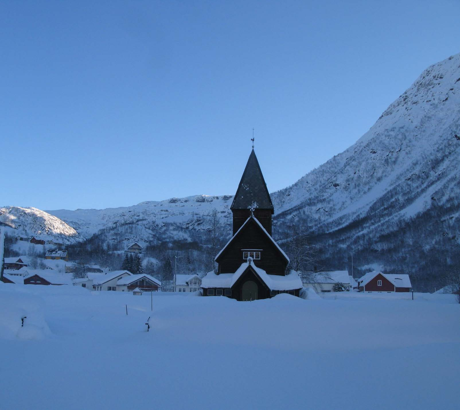 Vinter: Kyrkja slik ein møter ho vintertid. Foto: Einar Karlsen, Riksantikvarens arkiv. TJÆRING Sydsida av kyrkja hadde behov for tjæring og vart tjærebreidd med milebrend tjære.