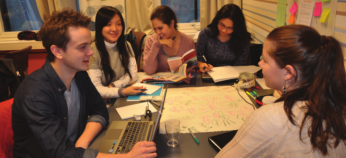 Tverrfaglige prosjekt Studentene som spiller brettspillet. F. v. Mari Aas, Martin Nygren, Iselin Evensen, Katarina Martinsen og Ola Kristian Johansen.