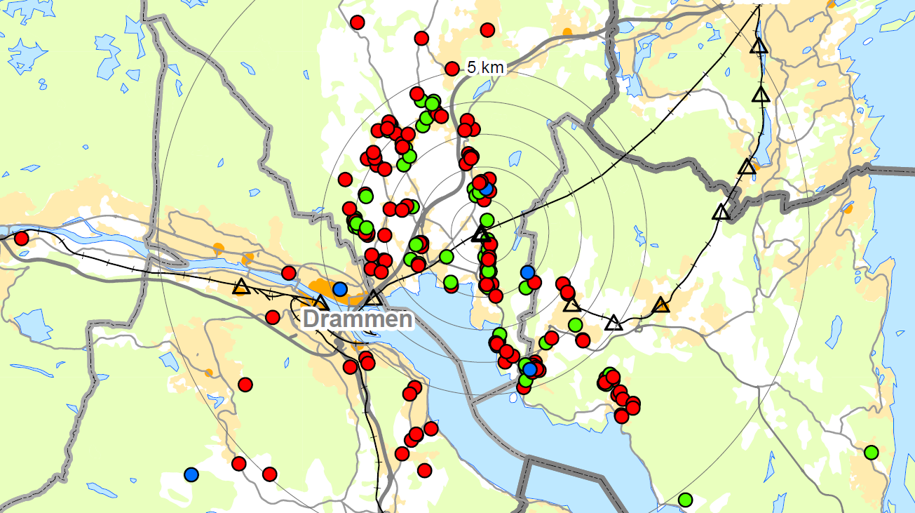 [Utdrag fra kartforklaring:] Innfartsparkering Lier. På oppdrag fra Jernbaneverket har TØI gjennomført nummerskiltregistreringer ved alle stasjonene.