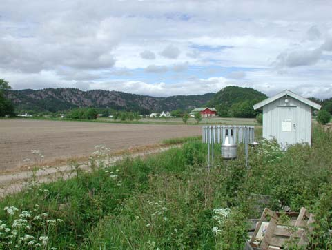 Vasshaglona 3. METODER Måleutstyr og prøvetaking Ved målestasjonen er det installert et Crump-overløp, og vannstand og vannføring registreres hver time.