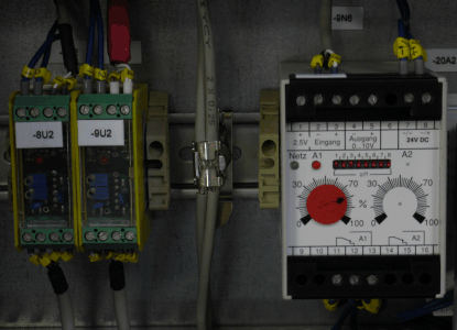 16 Koblingsskap for volumdoseringspistol GMG versjon fra produksjonsår april 2008 3. På måleomformeren: Potensiometer Still inn forskyvning (Offset) (1) slik 1 2 Potensiometer a.