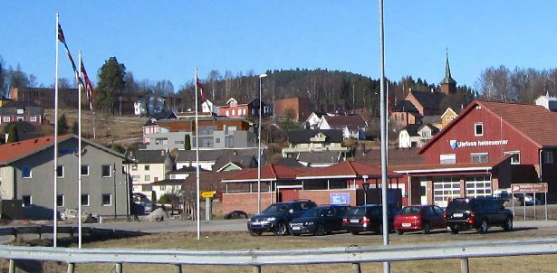 Fra RV36 ved rasteplassen. Eneboligen i Arntsgate 4 ligger ca. 8 m fra det nye leilighetsbygget.